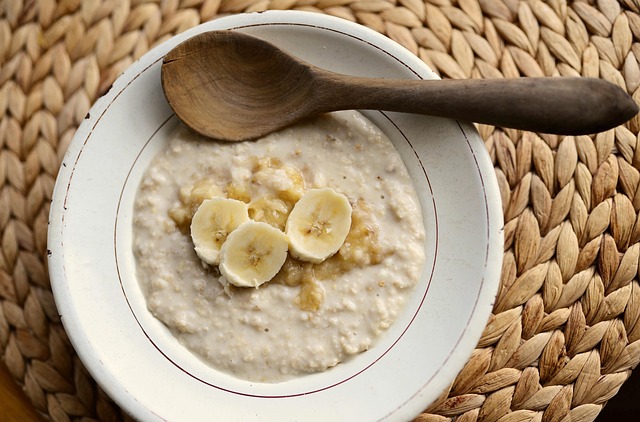 oat meal with banana slices
